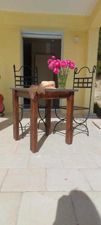 L'Eveil En Provence Bed & Breakfast Entrecasteaux Dış mekan fotoğraf