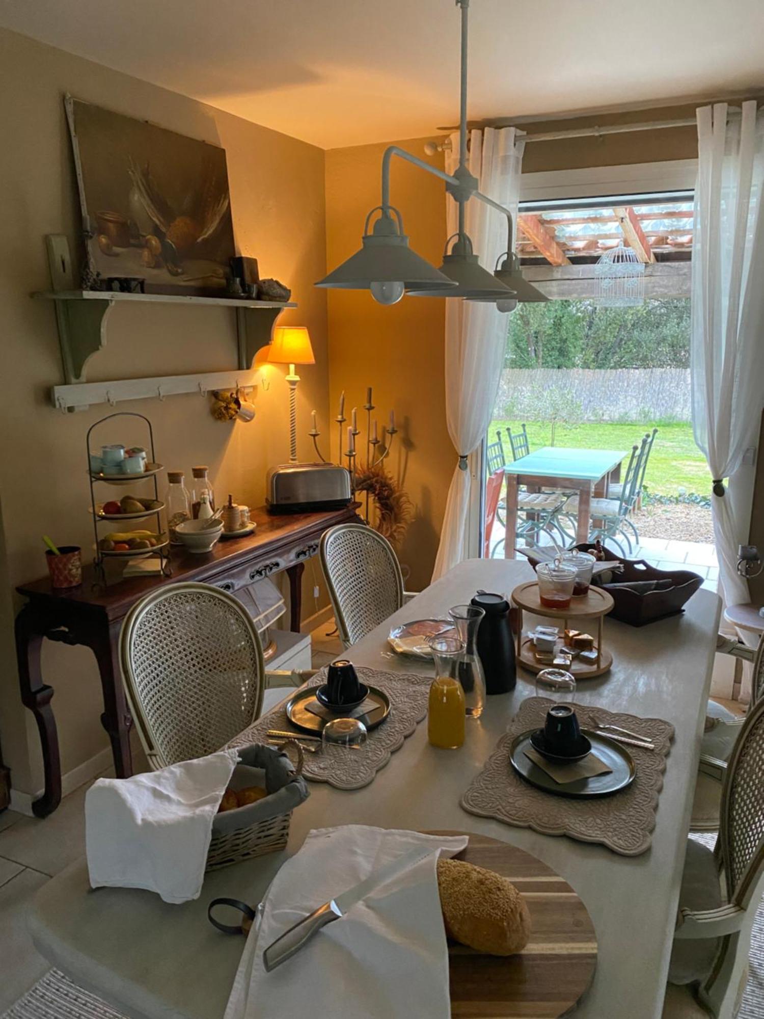 L'Eveil En Provence Bed & Breakfast Entrecasteaux Dış mekan fotoğraf