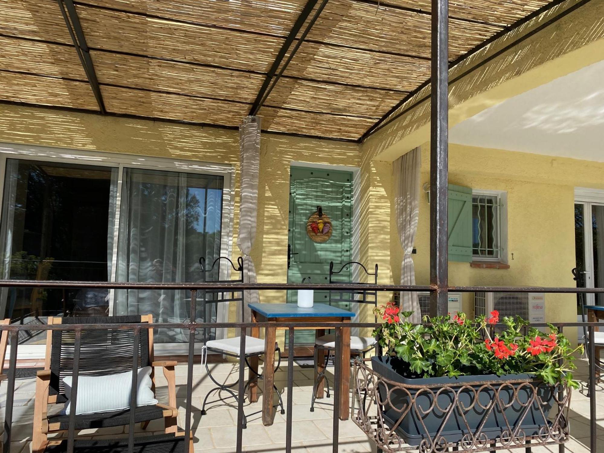 L'Eveil En Provence Bed & Breakfast Entrecasteaux Oda fotoğraf